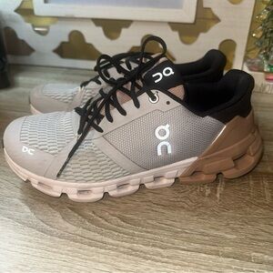 On Cloudflyer running shoes in the Glacier Rosebrown Women’s 9 Great condition